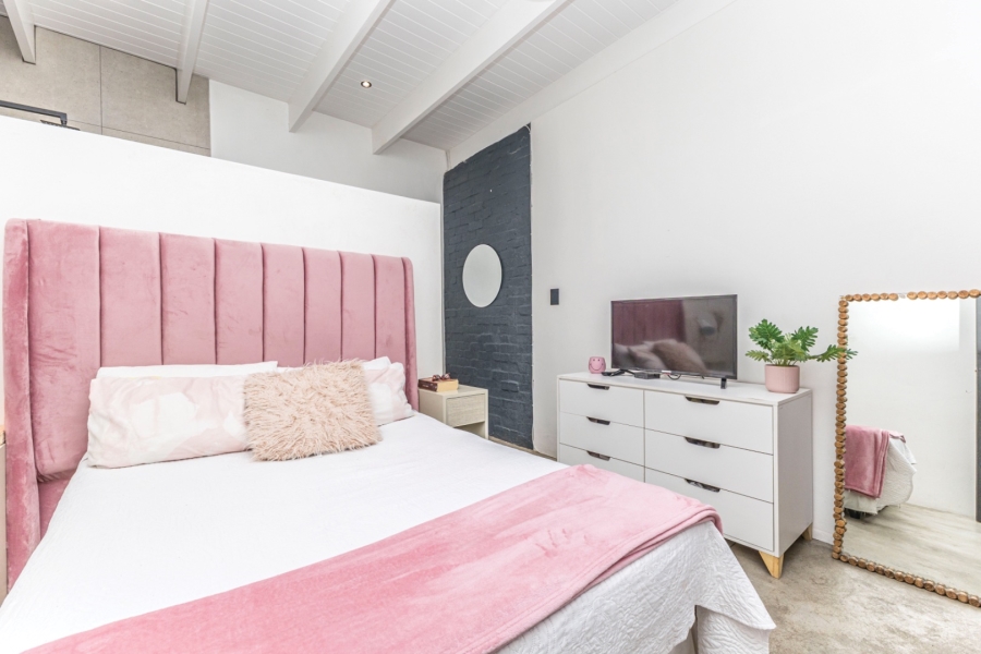5 Bedroom Property for Sale in Mikro Park Western Cape